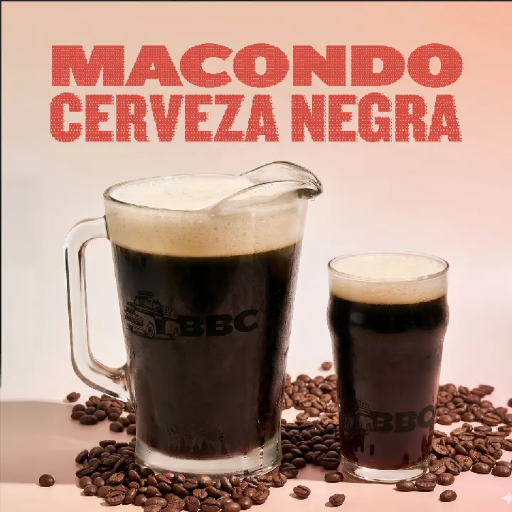 Macondo Cerveza Negra en jarra y pinta.