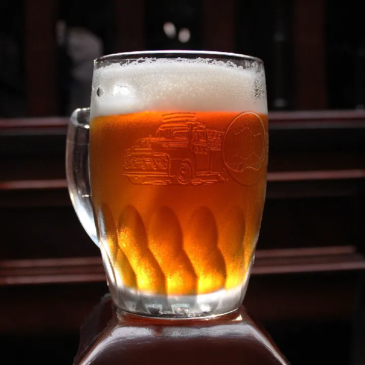 Jarro cervecero BBC con cerveza y espuma.